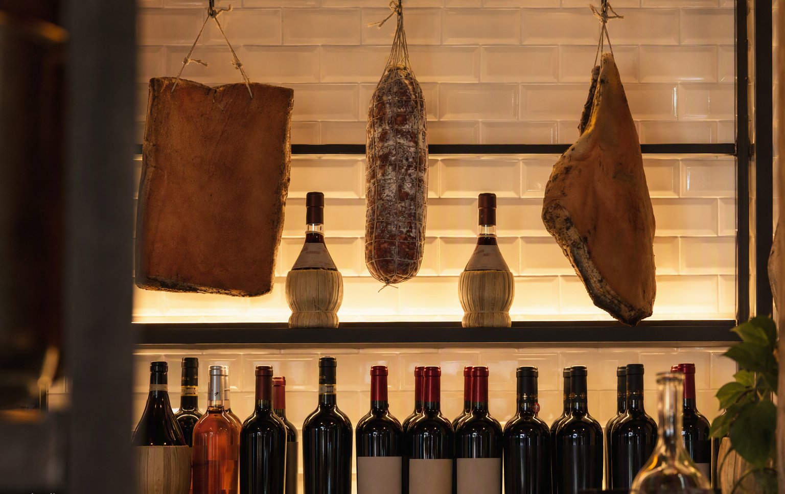 La parete dei salumi e dei vini del Vinaio